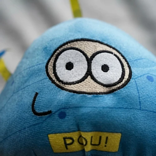 Peluche De Felpa Pou Tamaño Mediano Mundogeek Robot - Imagen 3